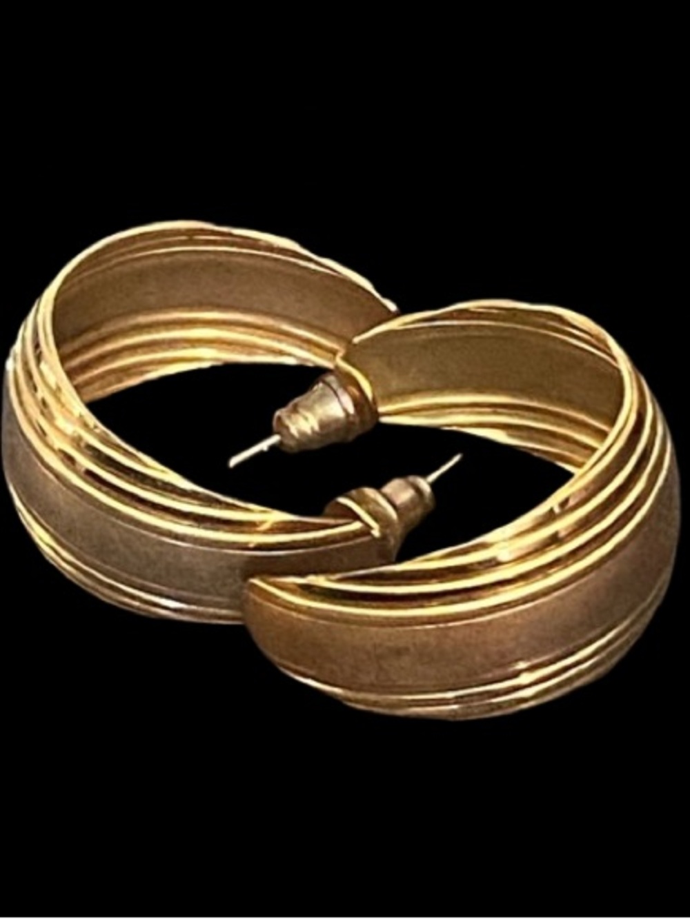 Vintage Elegant Gold Tone Metal C-Hoop Ribbed Pierced Earrings
